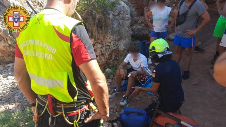 Tredicenne si lancia dalla scogliera e sbatte su una roccia: salvato con l’elicottero del Sues 118 FOTO