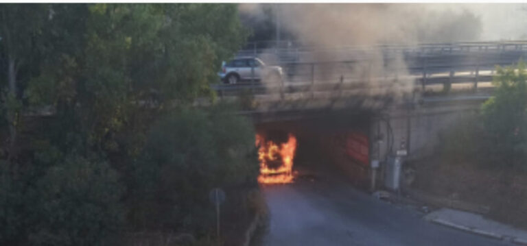 Momenti di paura a Bagheria: auto in fiamme nel sottopasso Filippo Buttitta