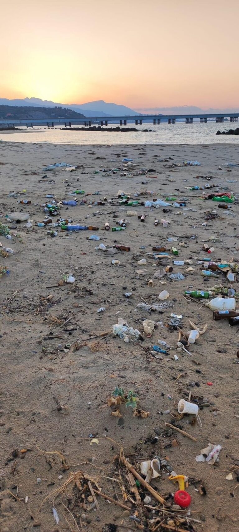 Spiagge di contrada Tonnarella invasa dai rifiuti: iniziativa di Plastic Free per bonificarla