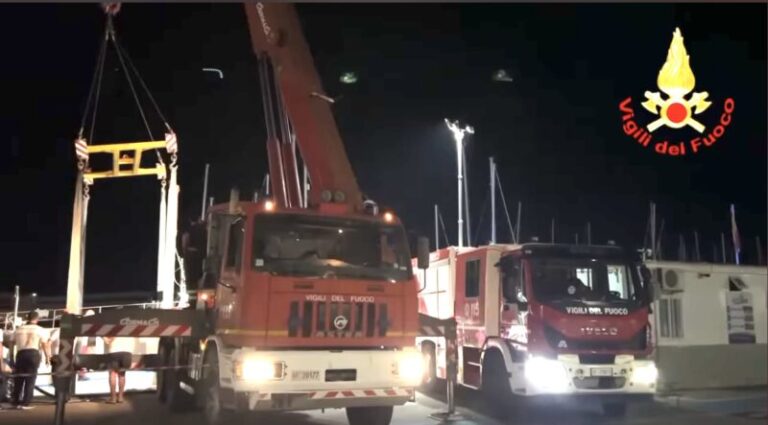 Termini Imerese: i vigili del fuoco recuperano un peschereccio affondato nel molo VIDEO E FOTO