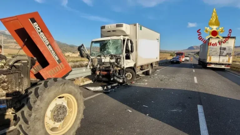 Incidente sulla strada statale Palermo-Agrigento: scontro tra autocarro e trattore, tre feriti