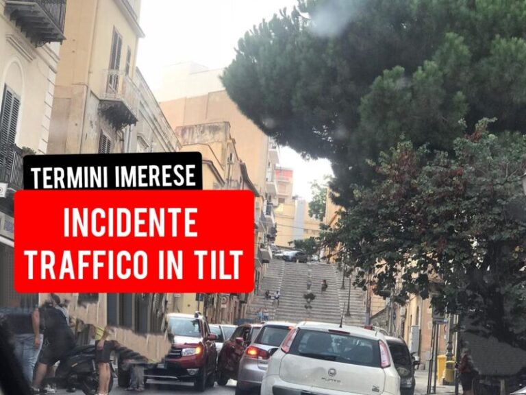 Momenti di tensione a piazza San Carlo: incidente tra auto e moto, un ferito FOTO