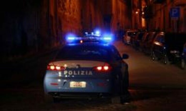 Donna trovata morta in casa a Palermo: nel pavimento una pozza di sangue