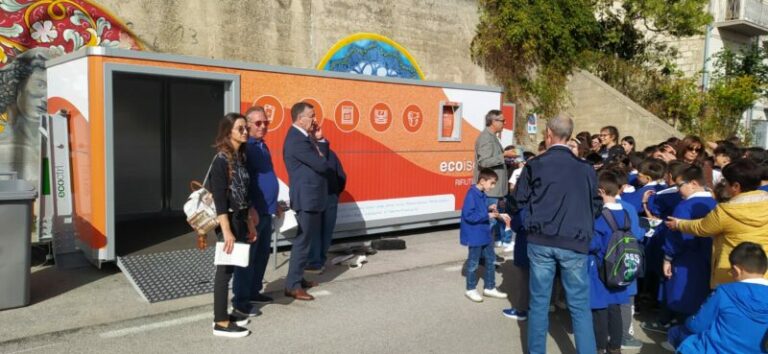 Presentato agli alunni della scuola di Petralia Soprana l’ECOCAR per la raccolta dei rifiuti RAAE