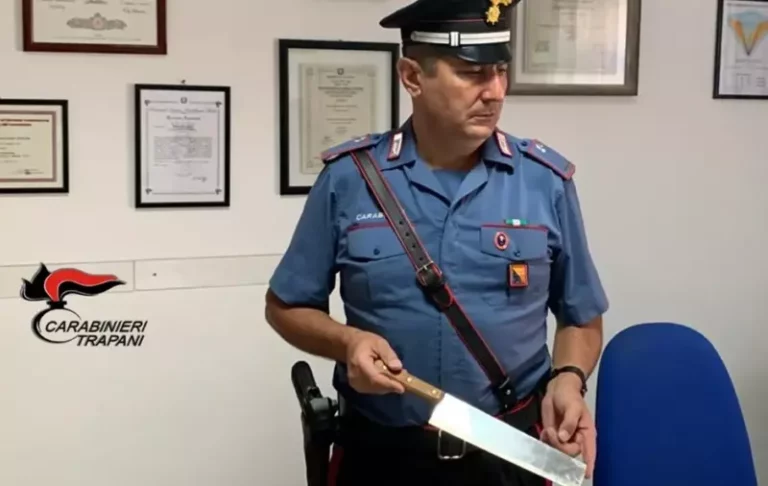 Venticinquenne scaglia pitbull contro i carabinieri e tenta di colpirli con un coltello: arrestato per tentato omicidio