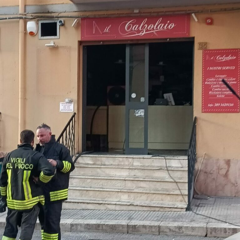 Termini Imerese: paura in via de Mazziere, incendio in un’attività commerciale LE FOTO