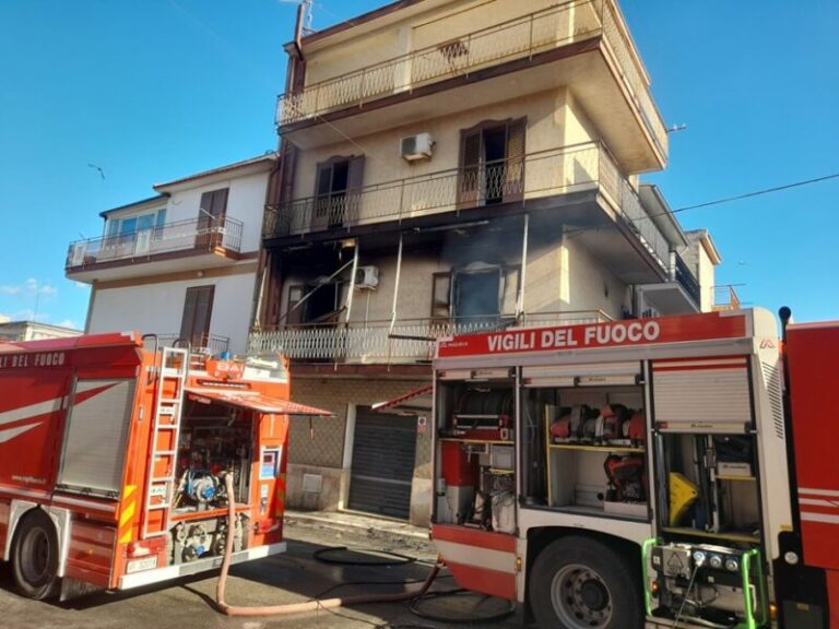 Paura in un’abitazione ad Altavilla Milicia: grosso incendio, quattro intossicati finiscono in ospedale