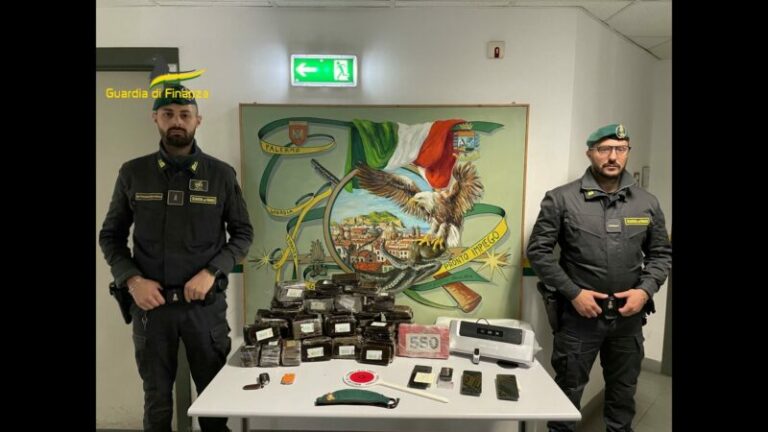 Guardia di Finanza Palermo: tre arresti, sequestrati 30 chili di hashish e 1 chilo di cocaina