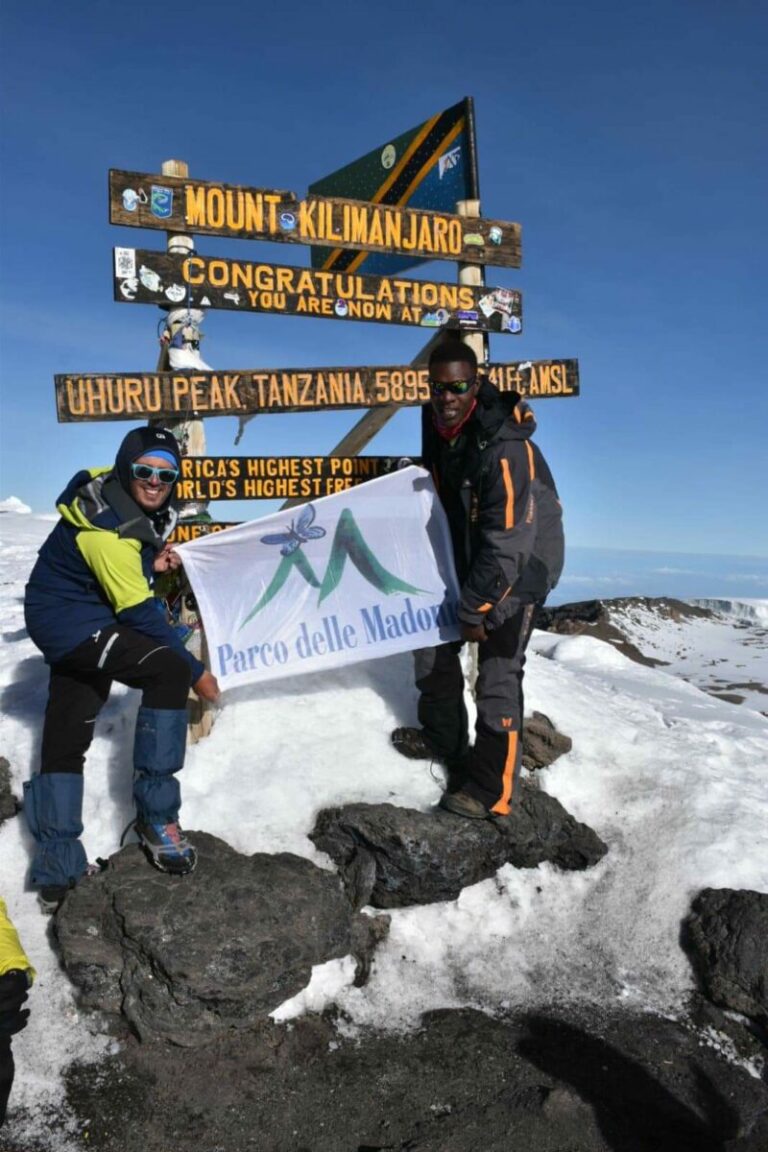 Ente Parco Madonie: la bandiera delle Madonie sulla vetta più alta del Kilimangiaro