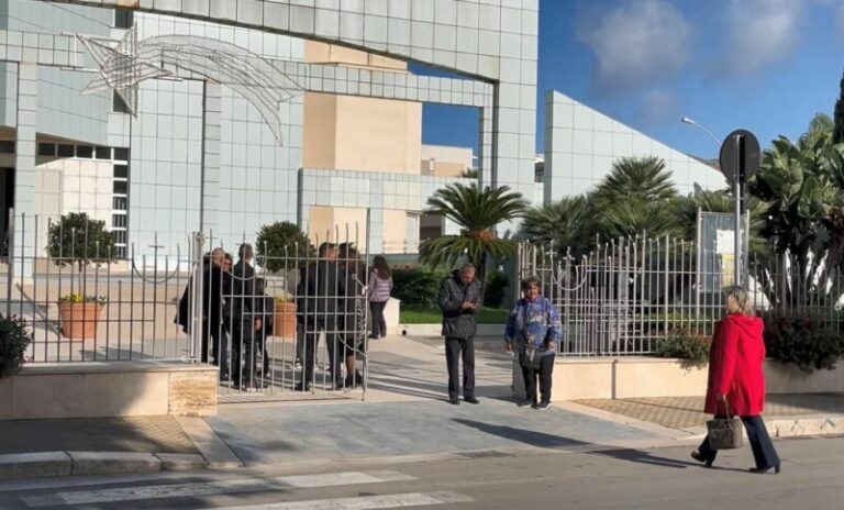 Bagheria: donna dorme in un’automobile davanti la chiesa di San Pietro Apostolo