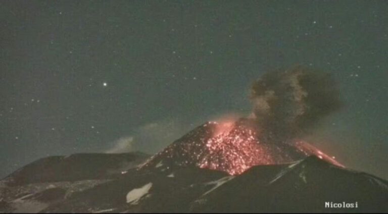 Etna: la spettacolare esplosione la notte della vigilia di Natale IL VIDEO