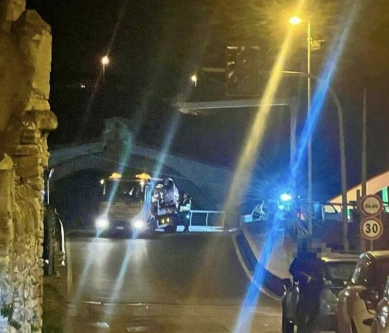 Incidente nella notte sul ponte sul fiume San Leonardo: scontro tra due auto, feriti soccorsi dai sanitari del 118