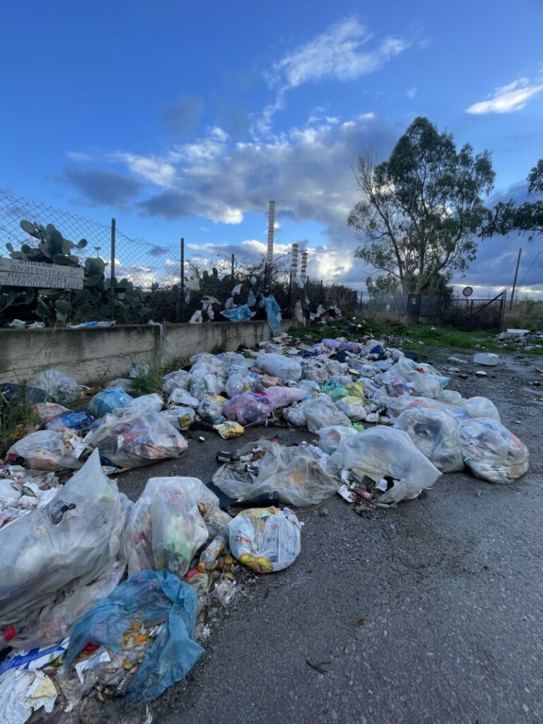 Termini Imerese: la contrada Scialandra sempre più nel degrado: discarica a cielo aperto e rifiuti abbandonati sul bordo della strada FOTO