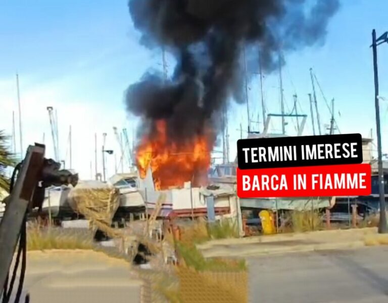 Imbarcazione in fiamme in un cantiere al porto di Termini Imerese FOTO E VIDEO