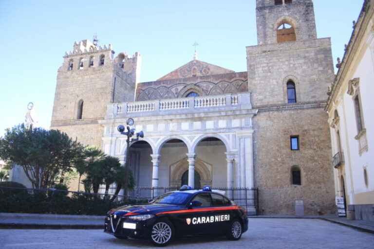 Tentano di truffare un pensionato ma vengono smascherati da un carabiniere in congedo