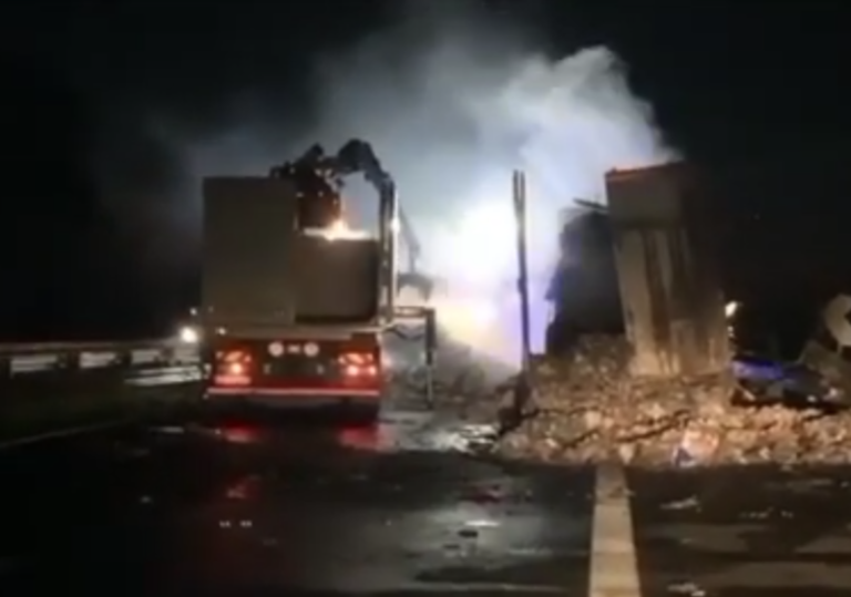 Autostrada A19: mezzo pesante in fiamme IL VIDEO