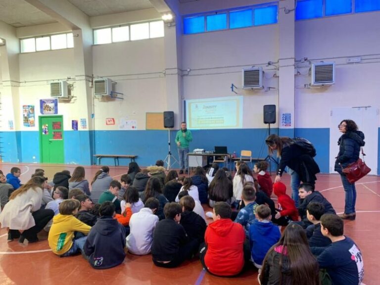 Dusty educational e ICS Balsamo Pandolfini: “Incontri a scuola, buone pratiche per la raccolta differenziata e lo spreco alimentare”