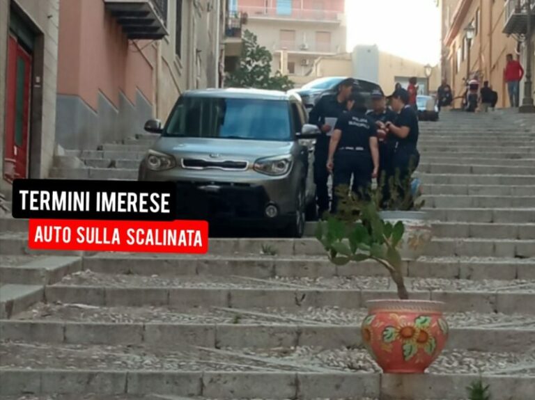 Termini Imerese: auto finisce sulla scalinata San Lorenzo