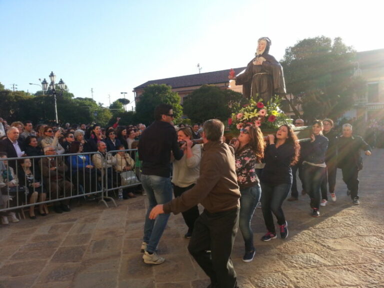 Gangi: al via la sacra processione dedicata allo Spirito Santo con “I miracula”