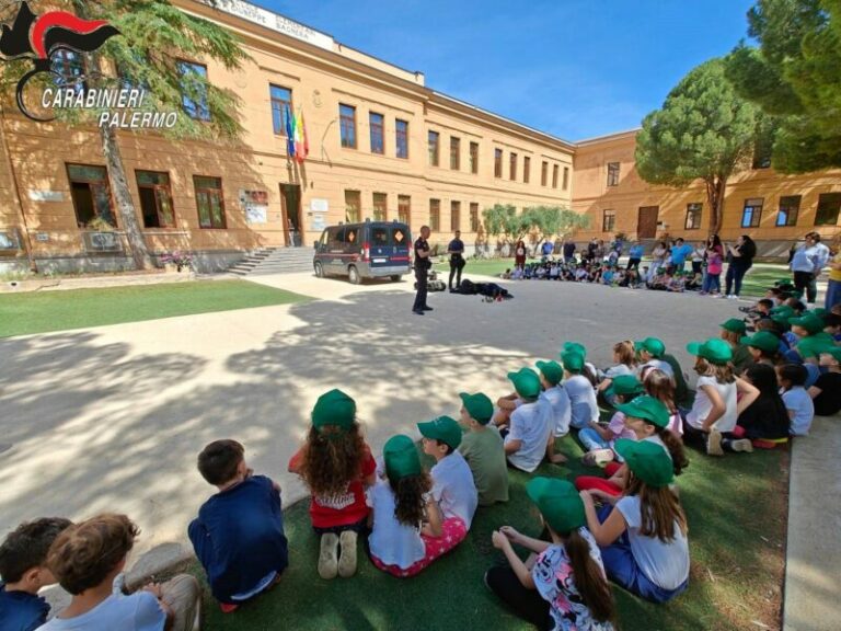 Carabinieri di Bagheria: insegnanti per un giorno, i militari si recano alla scuola elementare per salutare gli studenti