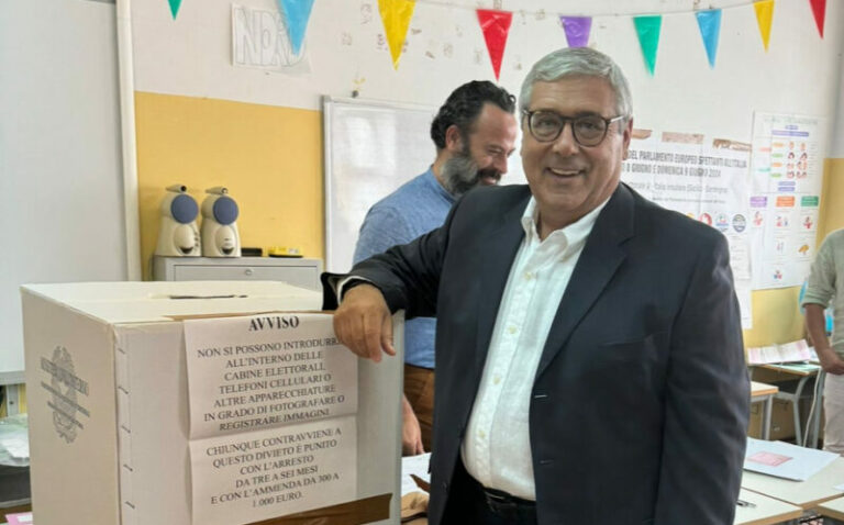 Totò Cuffaro torna a votare dopo 14 anni: “Grande emozione“