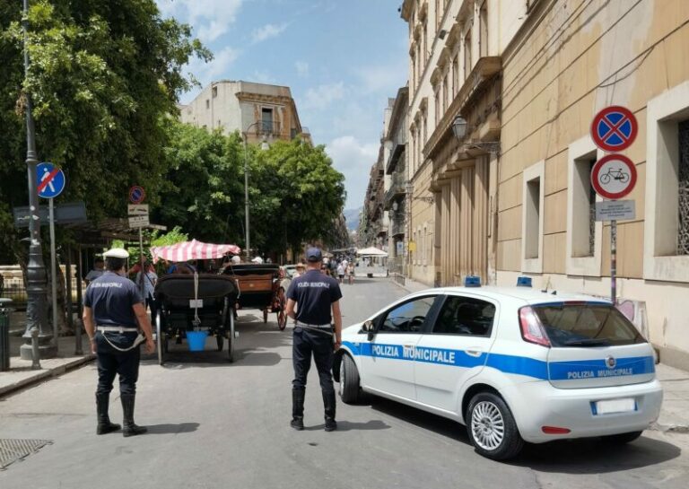Palermo: sequestrate tre carrozze abusive per il trasporto turistico nel centro storico