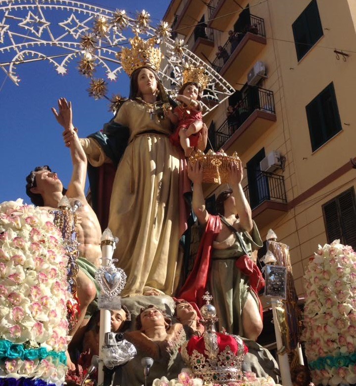 A Palermo gli infioratori termitani realizzano un quadro infiorato per la festa di Maria SS. del lume al Noviziato