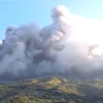 Paura a Stromboli: una colata lavica improvvisa con fuoriuscita di sabbia e cenere VIDEO