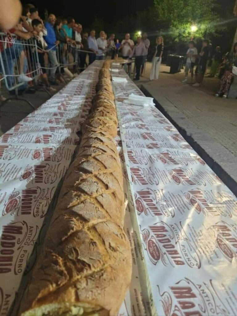 San Mauro Castelverde: grande partecipazione alla notte bianca, “pane cunzato” da 25 metri FOTO