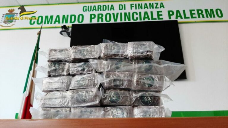 Guardia di Finanza Palermo: sequestrati 28 chili di hashish, due corrieri in manette