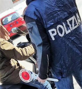 donna-moto-arresti-scooter-palermo-polizia