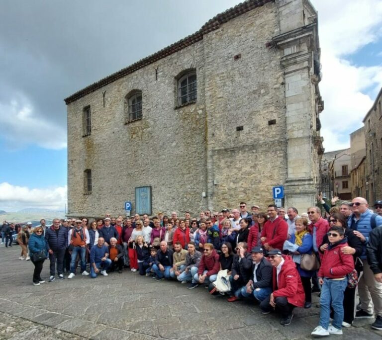 Gangi: vecchie signore in passerella tra moto e auto storiche