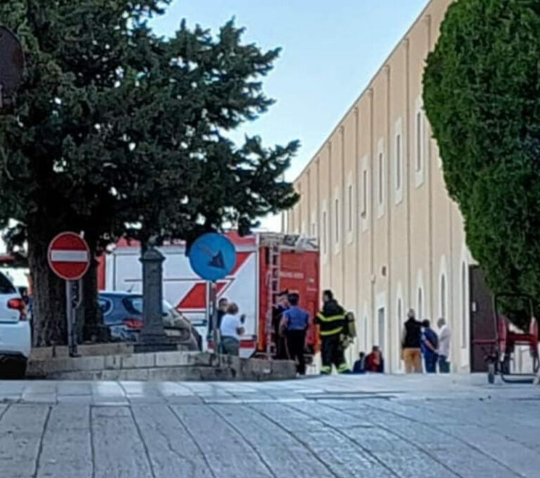 Termini Imerese: vigili del fuoco in azione negli uffici comunali di via Garibaldi