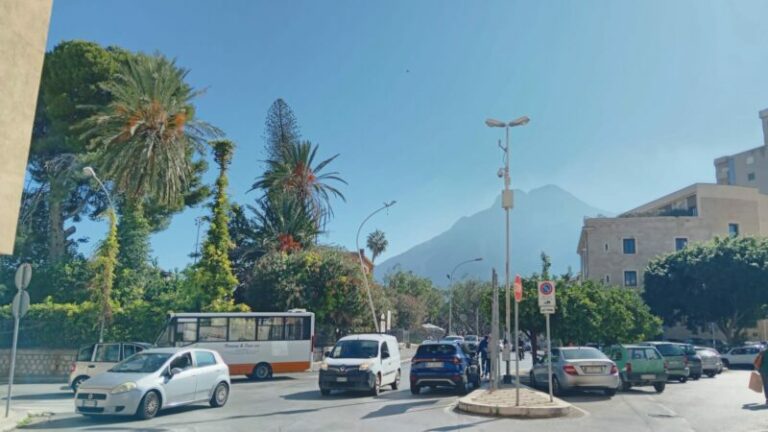 Incidente Termini Imerese: auto urta palo in piazza Europa FOTO