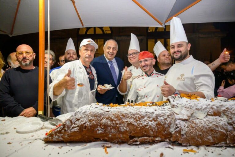 Cannolo da record in piazza Verdi a Palermo per promuovere le attività produttive FOTO