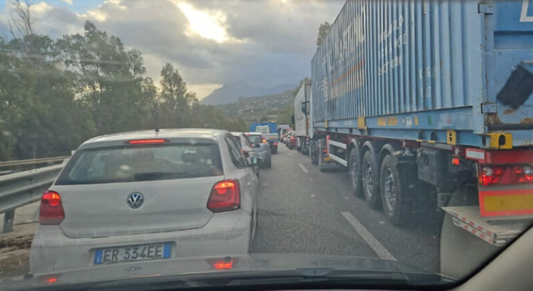 Grave incidente sulla A19 tra Termini Imerese e Trabia: traffico paralizzato in entrambe le direzioni